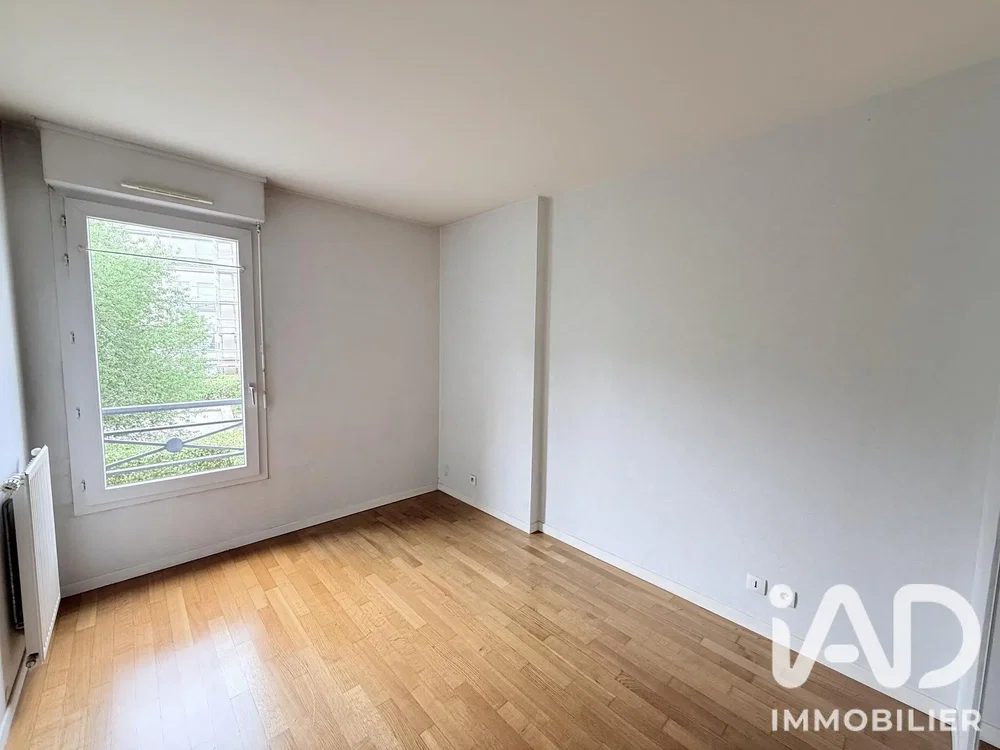 Schlafzimmer; holzboden, tageslicht