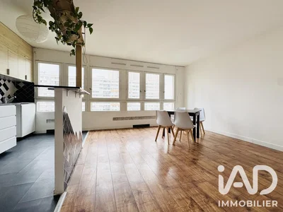 Soggiorno; pavimento in legno, luce naturale, stile moderno