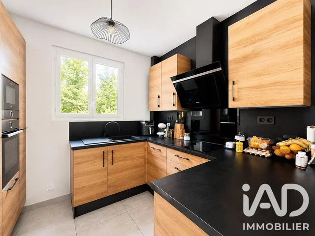 Cucina; elettrodomestici, pavimento in piastrelle, luce naturale