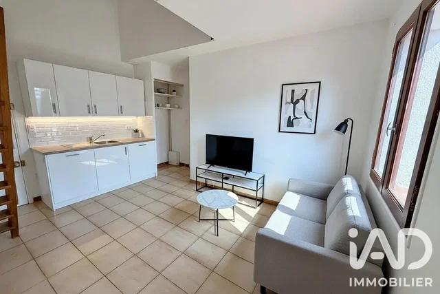 Soggiorno; pavimento in piastrelle, luce naturale, stile moderno