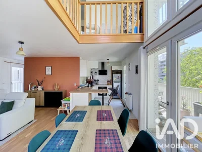 Living room; natural light, wood floor
