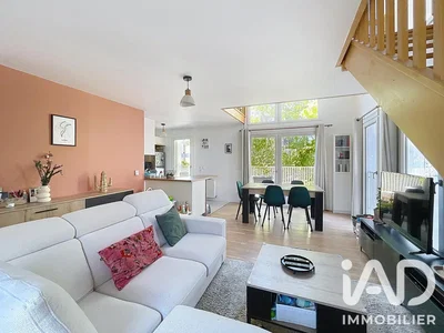 Living room; natural light, wood floor, modern style
