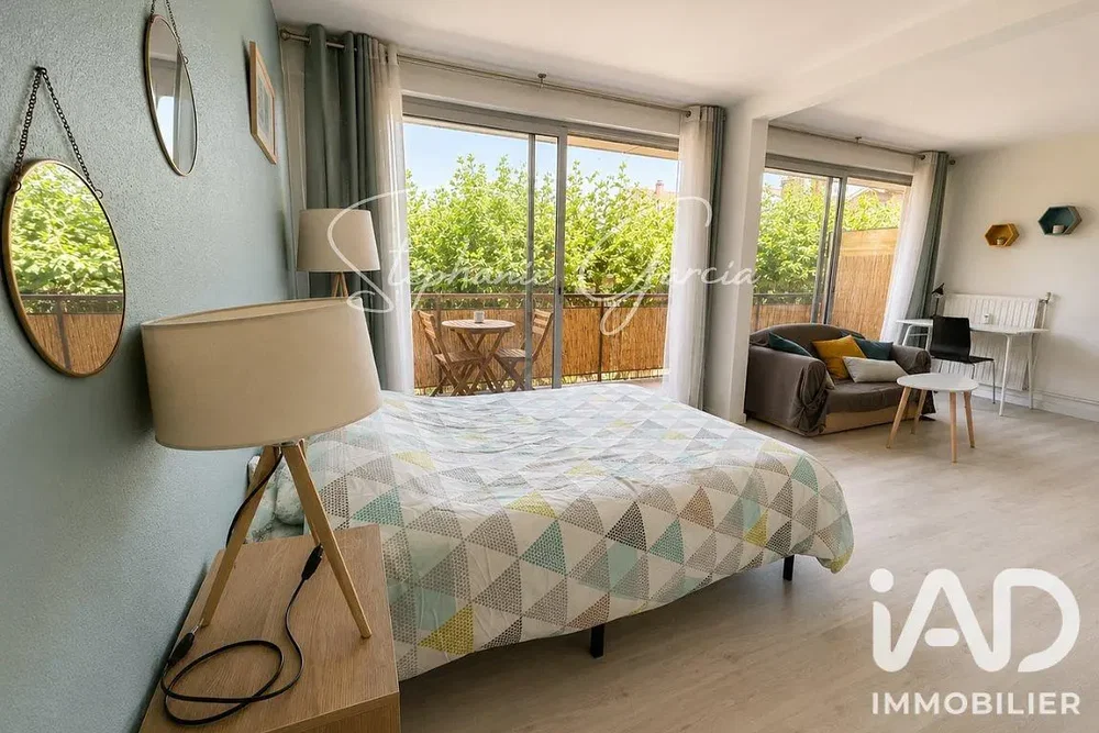 Camera da letto; luce naturale, stile moderno