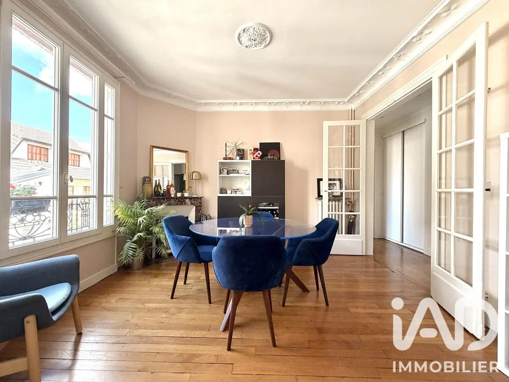 Soggiorno; pavimento in legno, luce naturale, stile moderno