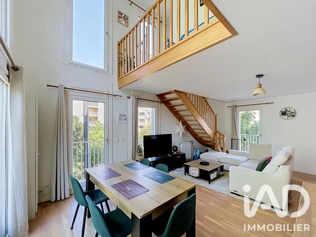 Living room; natural light, wood floor, high ceiling