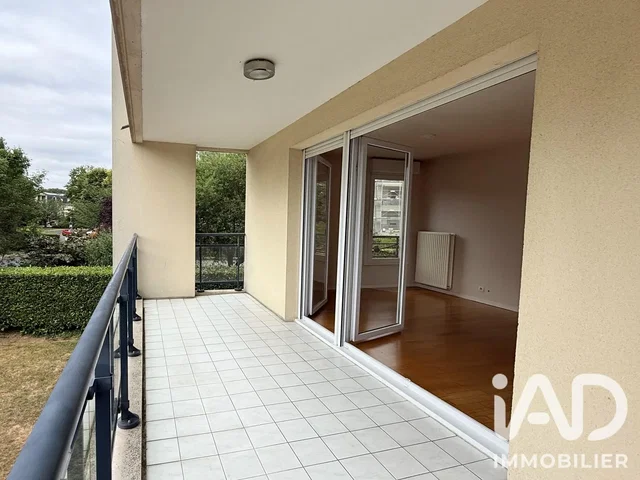 Balcone; pavimento in piastrelle, luce naturale, vista