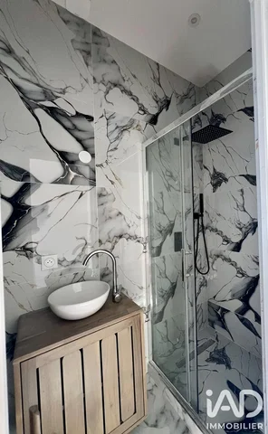 Bagno; ristrutturato, pavimento in piastrelle, luce naturale