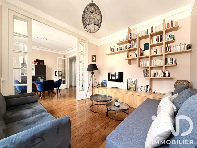 Soggiorno; pavimento in legno, luce naturale, stile moderno