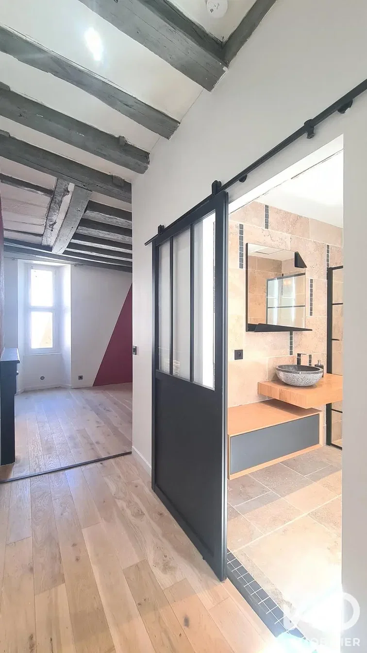Bagno; travi in legno, pavimento in legno, luce naturale
