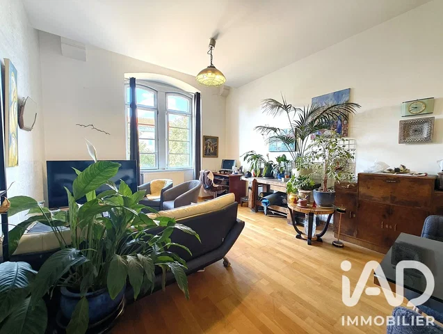 Living room; wood floor, natural light, modern style