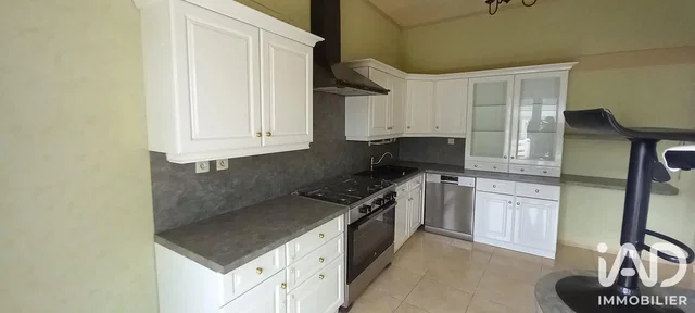 Cucina; elettrodomestici, pavimento in piastrelle