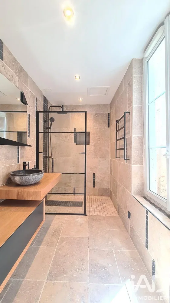 Bagno; pavimento in piastrelle, luce naturale, ristrutturato