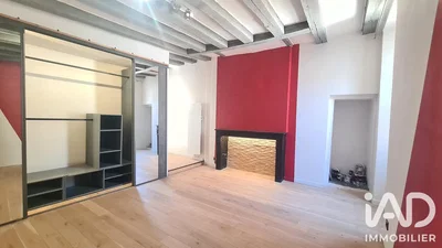 Soggiorno; pavimento in legno, camino, luce naturale, travi in legno
