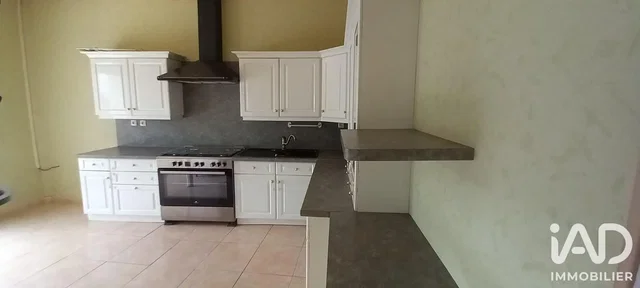 Cucina; elettrodomestici, pavimento in piastrelle