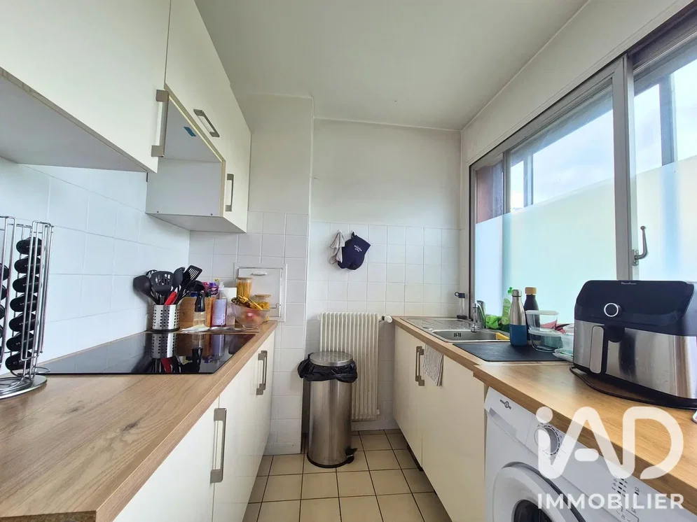 Cucina; elettrodomestici, pavimento in piastrelle, luce naturale