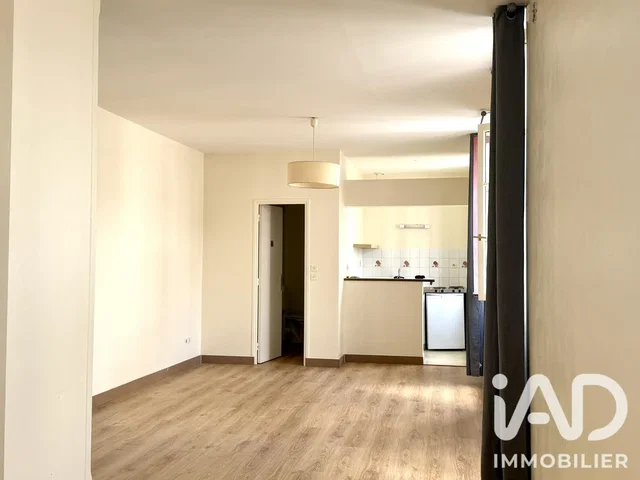 Soggiorno; luce naturale, pavimento in legno