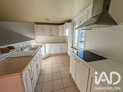 Cucina; pavimento in piastrelle, elettrodomestici