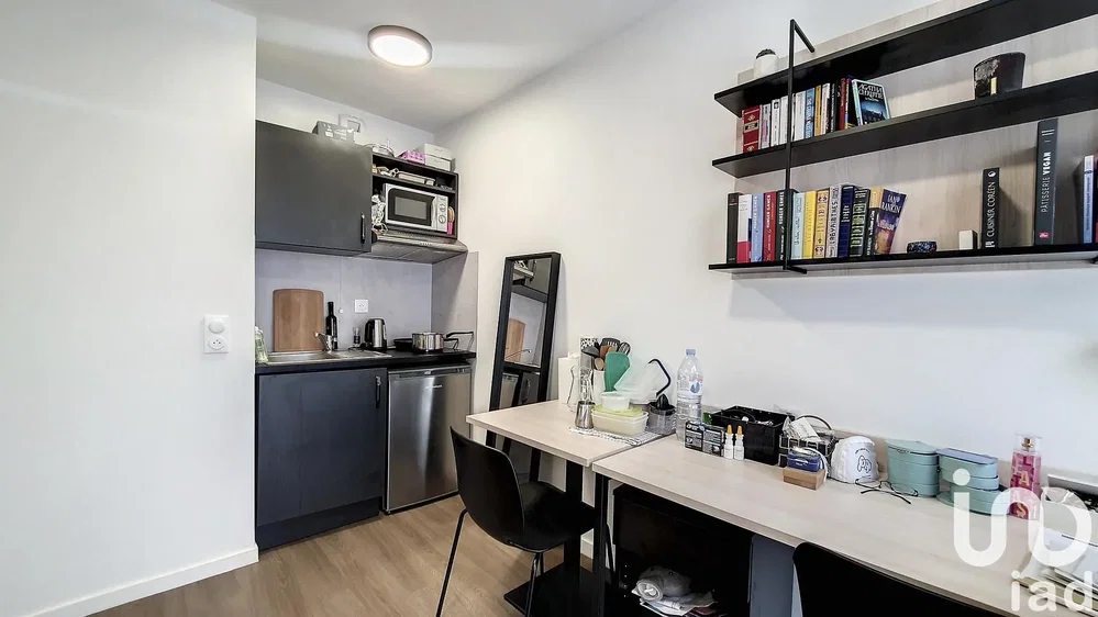 Cucina; elettrodomestici, pavimento in legno, luce naturale