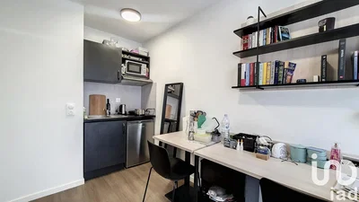 Cucina; elettrodomestici, pavimento in legno, luce naturale