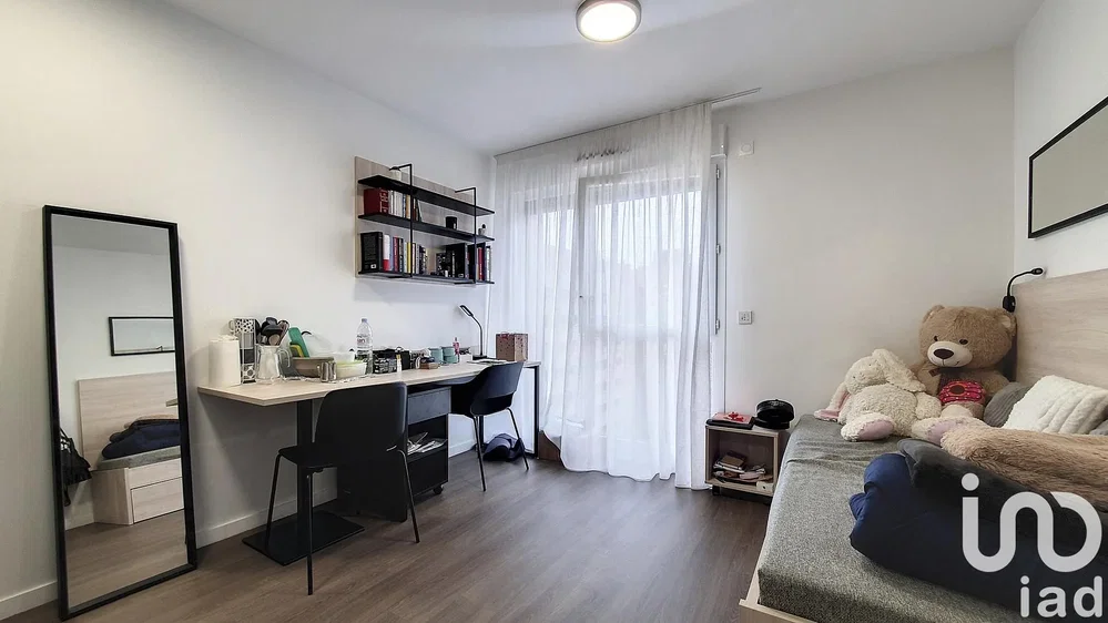 Camera da letto; pavimento in legno, luce naturale, stile moderno