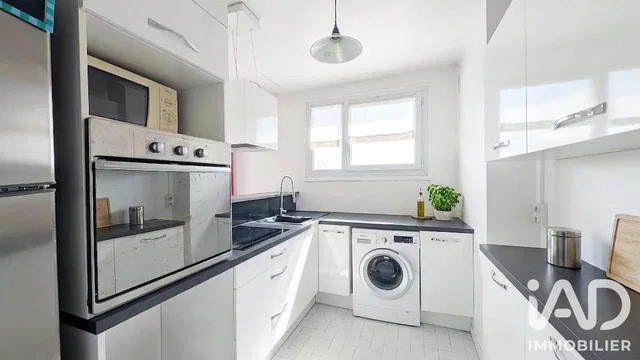 Kitchen; kitchen appliances, natural light, modern style