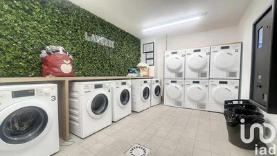 Altro; pavimento in piastrelle, travi in legno, luce naturale