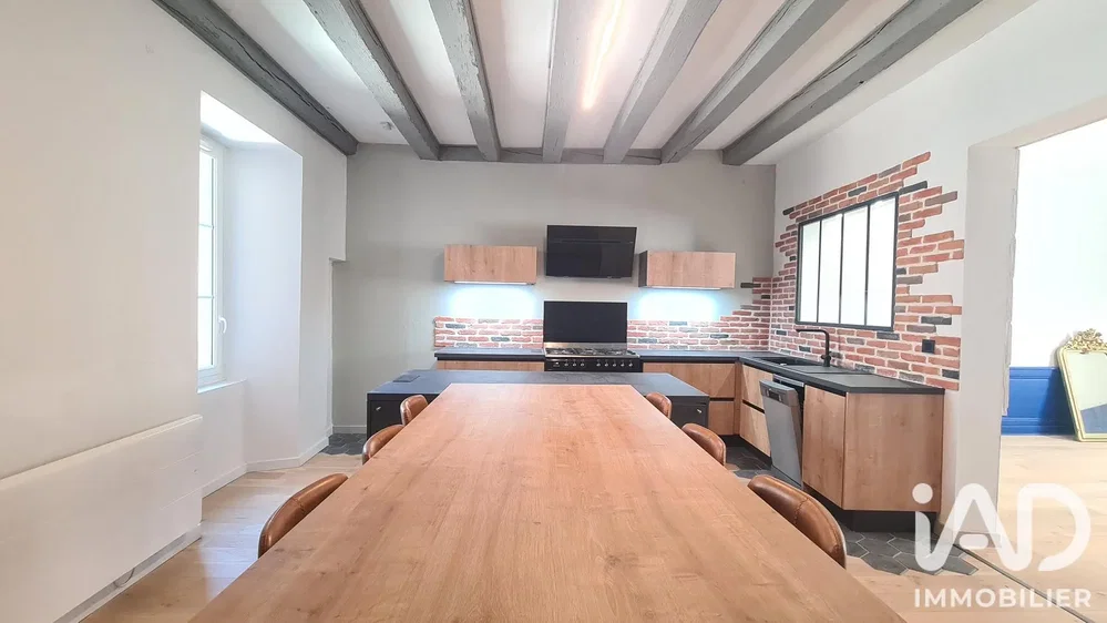 Cucina; elettrodomestici, travi in legno, luce naturale