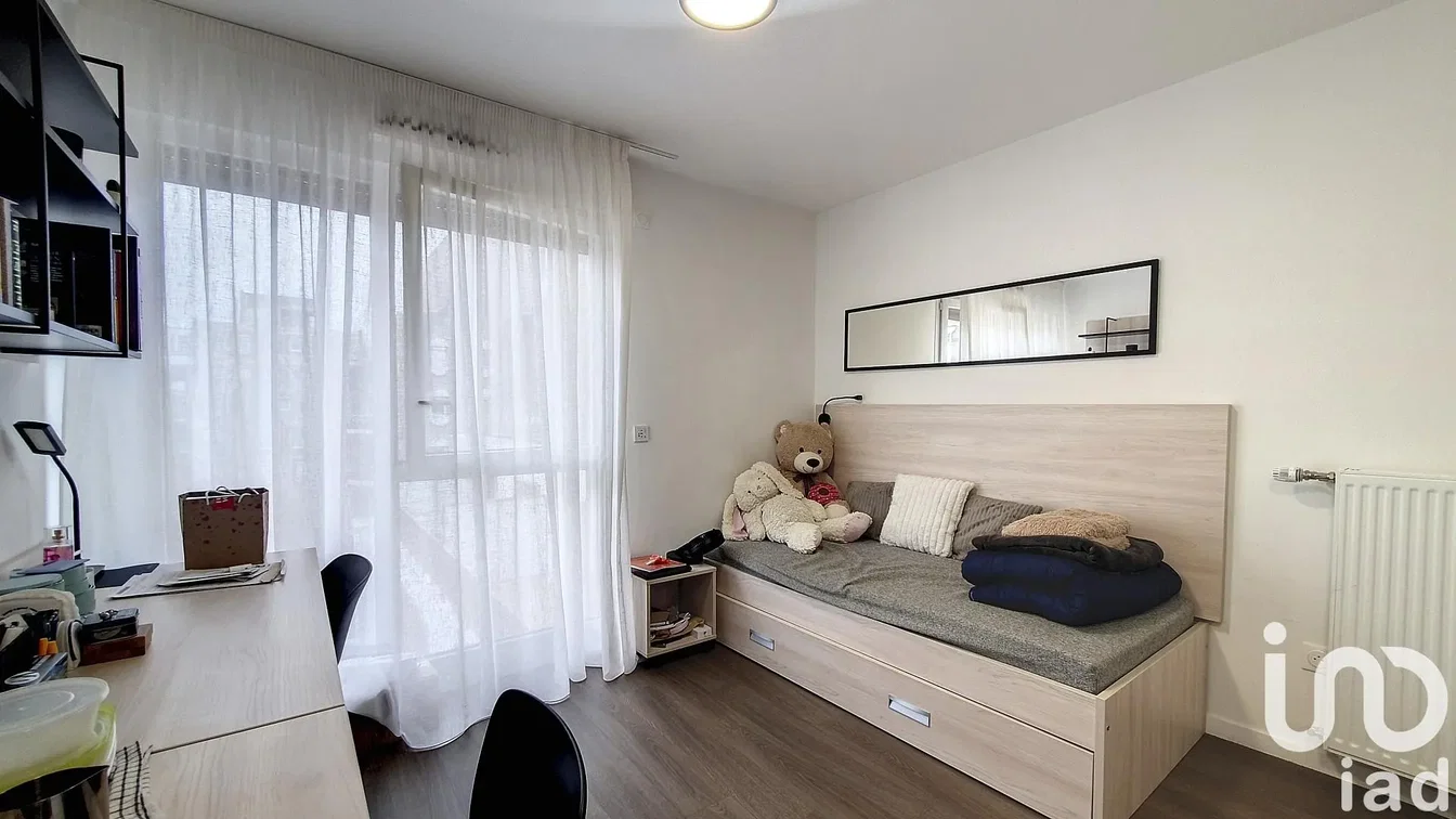 Camera da letto; luce naturale, pavimento in legno
