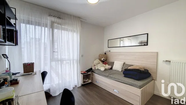 Camera da letto; luce naturale, pavimento in legno