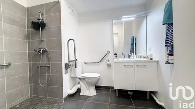 Toilette; pavimento in piastrelle, ristrutturato, luce naturale