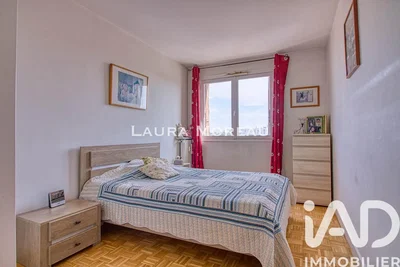 Schlafzimmer; holzboden, tageslicht, moderner stil