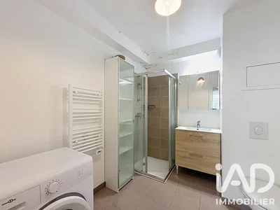 Купатило; плочице, реновиран, природно светло