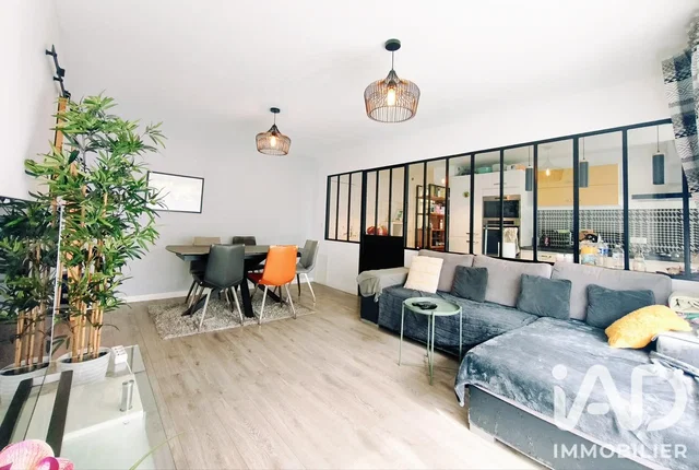 Soggiorno; luce naturale, stile moderno, pavimento in legno