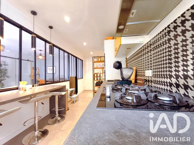 Cucina; elettrodomestici, luce naturale, stile moderno