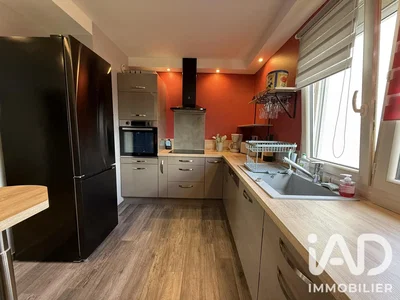 Cucina; elettrodomestici, pavimento in legno, luce naturale