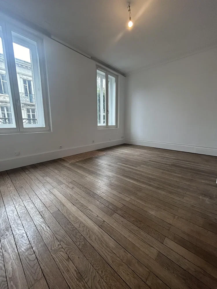Salon; podłoga drewniana, światło dzienne, widok
