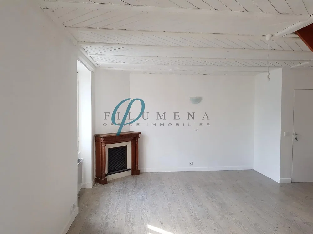 Sala de estar; lareira, vigas de madeira, luz natural
