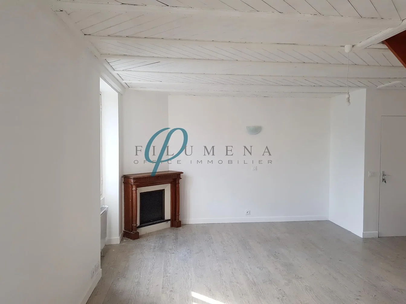 Sala de estar; lareira, vigas de madeira, luz natural