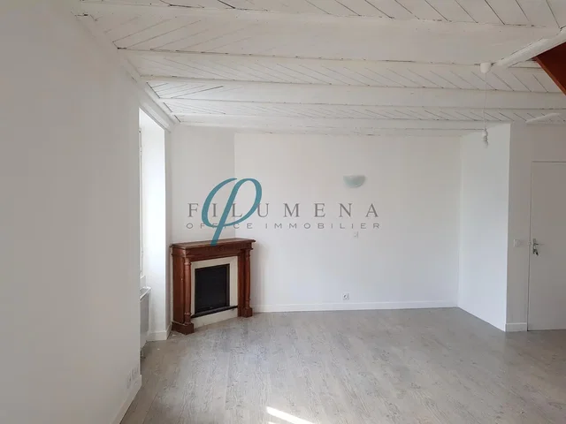 Salon; kominek, belki drewniane, światło dzienne