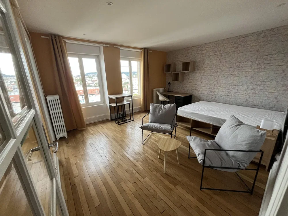 Camera da letto; pavimento in legno, luce naturale, stile moderno