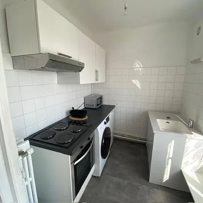 Cucina; elettrodomestici, pavimento in piastrelle, luce naturale