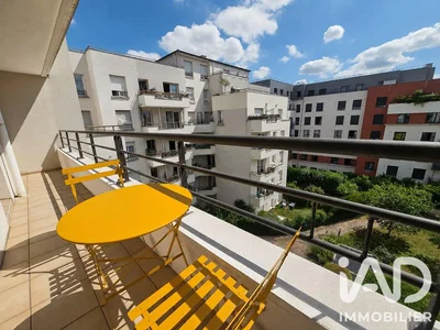 Balkon; manzara, fayans zemin, doğal ışık