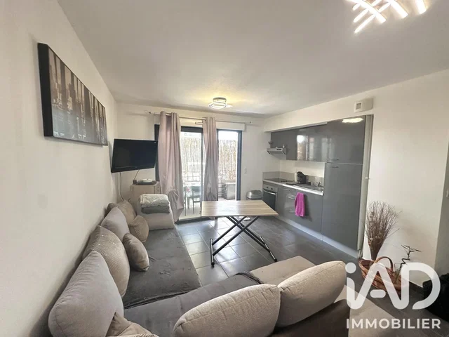 Oturma odası; fayans zemin, doğal ışık, modern stil, mutfak aletleri