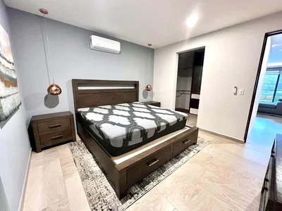 Quarto; chão de madeira, luz natural, estilo moderno, renovado