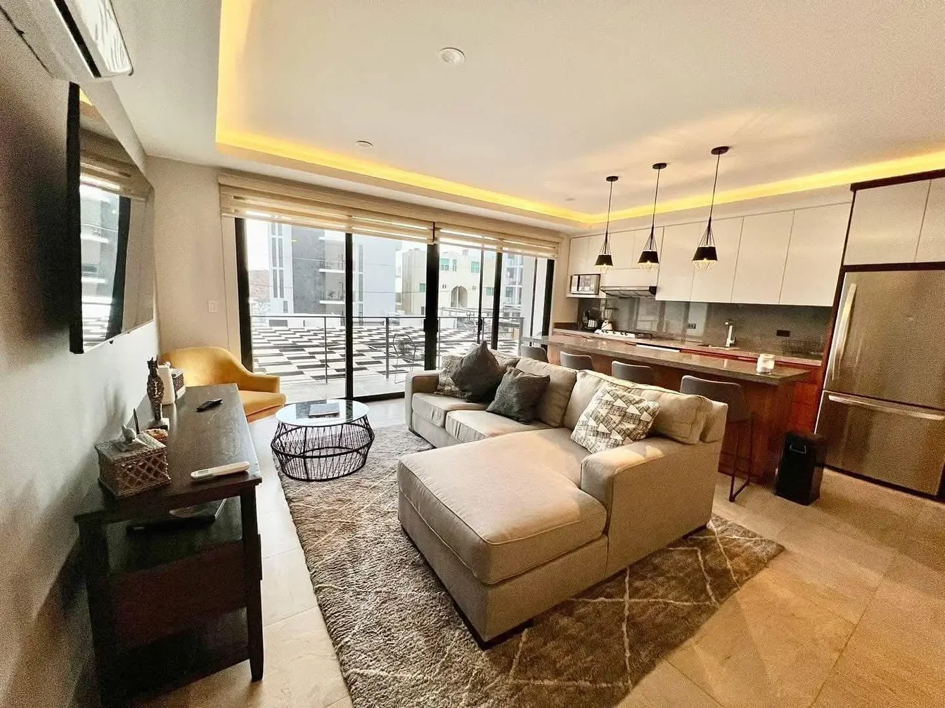 Sala de estar; vista, eletrodomésticos, luz natural, estilo moderno, chão de madeira