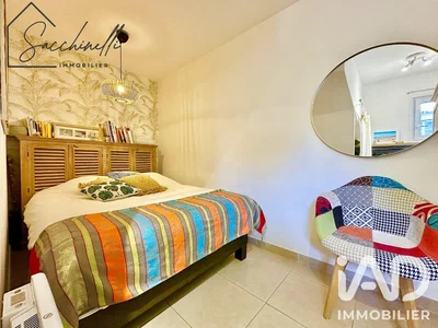 Quarto; chão de azulejo, luz natural
