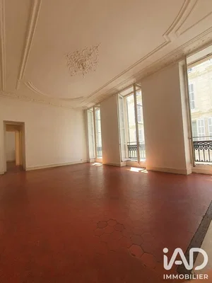 Sala de estar; luz natural, teto alto, chão de madeira