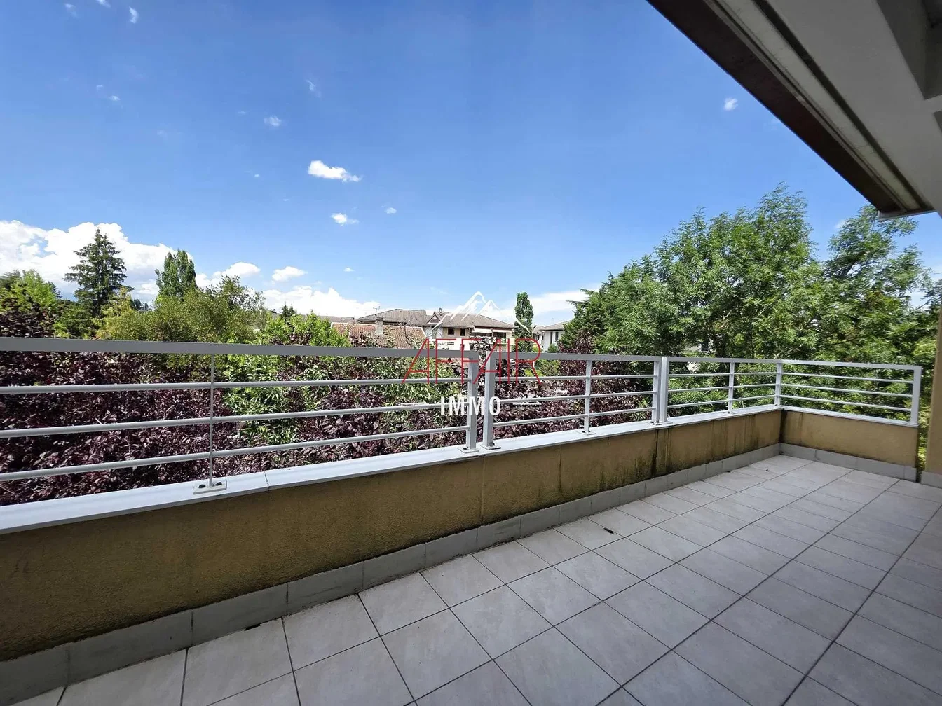 Balkon; fayans zemin, manzara, doğal ışık