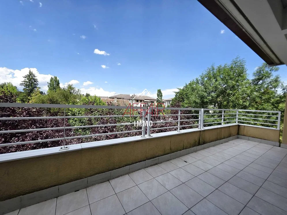 Balkon; fayans zemin, manzara, doğal ışık