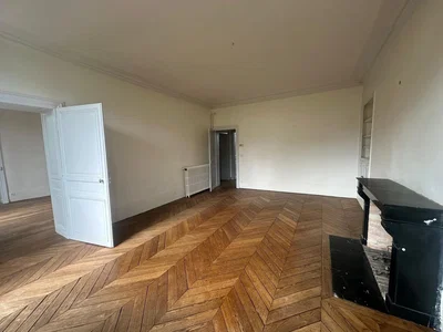 Salon; podłoga drewniana, światło dzienne, wymaga remontu